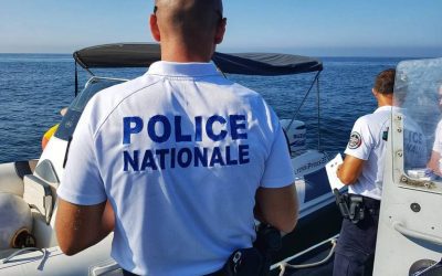 Policier en unité nautique
