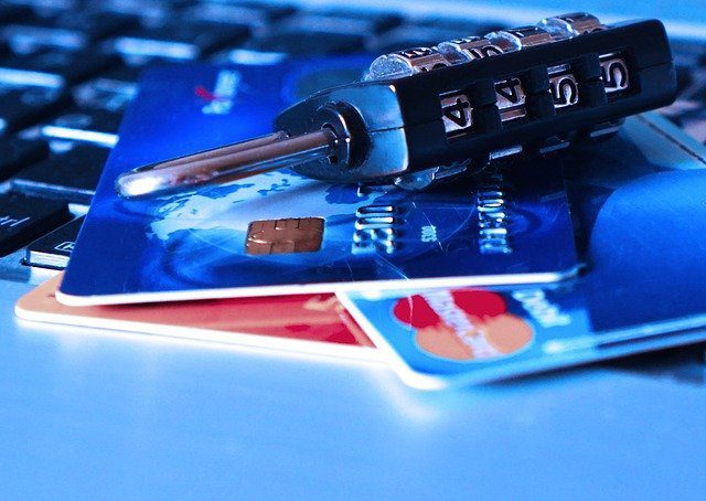 Carte bancaire : une arnaque inédite permet aux voleurs de dupliquer en direct votre code